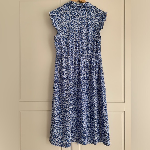 Floral dress with pockets, arrives at knee or slightly below knee. - Picture 3 of 9